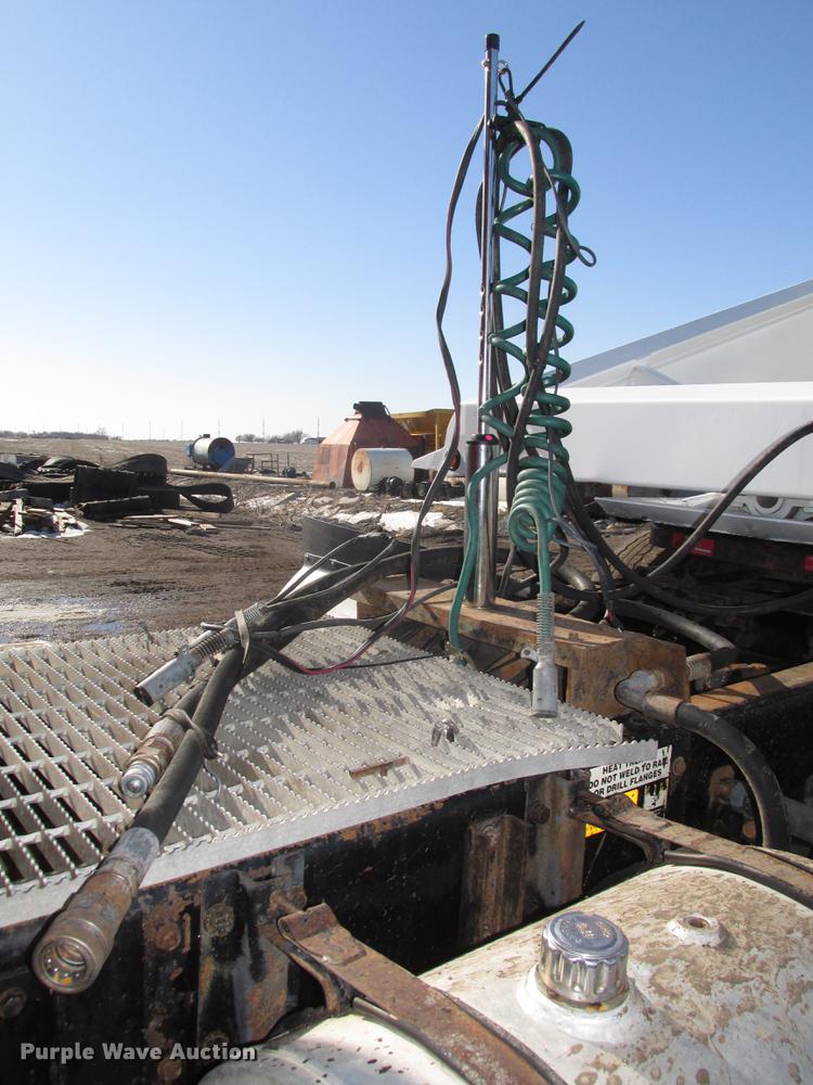 image for item DD2910 1999 Kenworth T800 semi truck