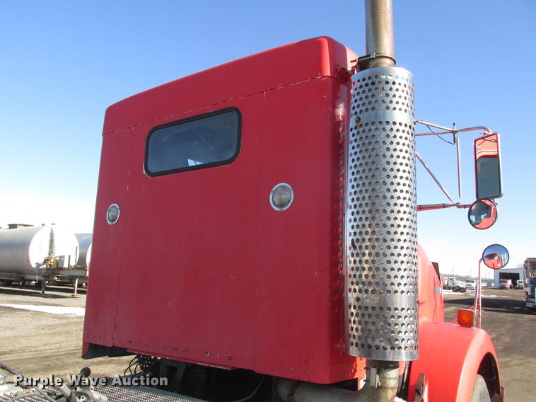 image for item DD2910 1999 Kenworth T800 semi truck