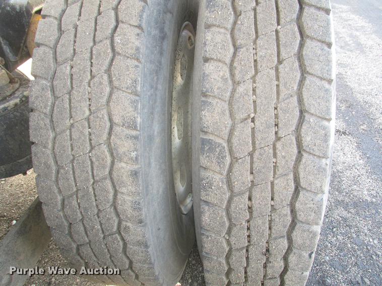 image for item DD2910 1999 Kenworth T800 semi truck