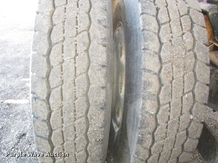 image for item DD2910 1999 Kenworth T800 semi truck