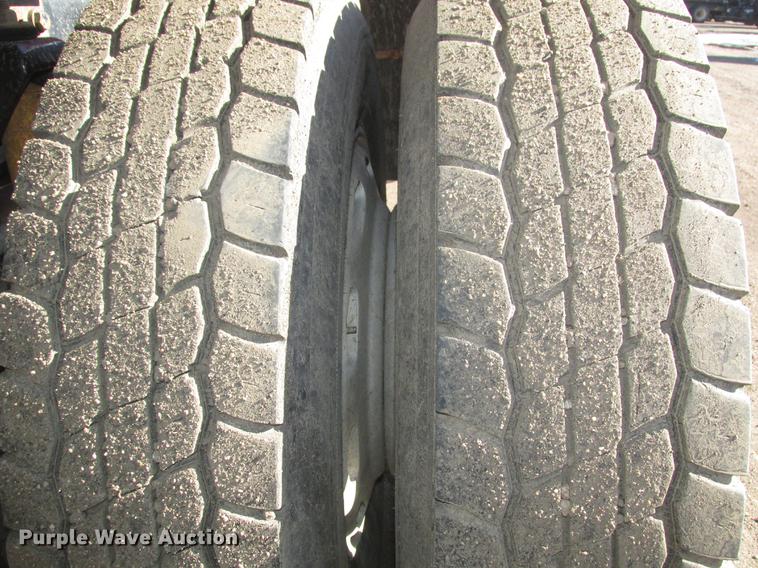 image for item DD2910 1999 Kenworth T800 semi truck