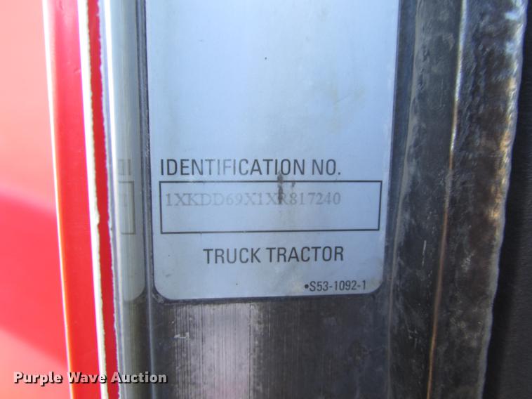 image for item DD2910 1999 Kenworth T800 semi truck