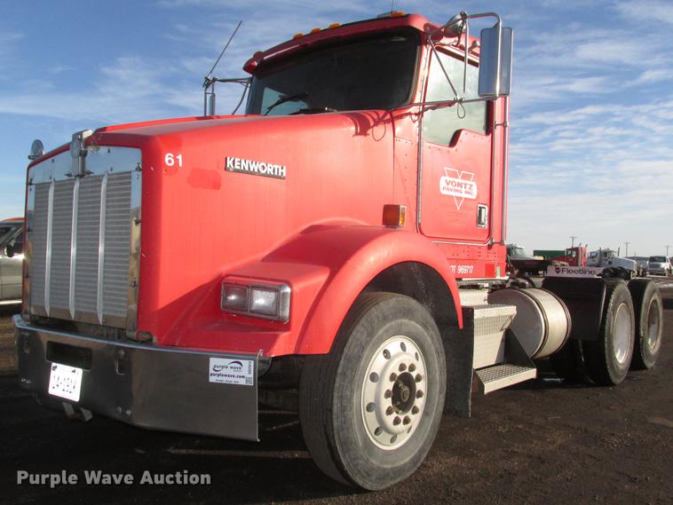 image for item DD2913 1999 Kenworth T800B semi truck