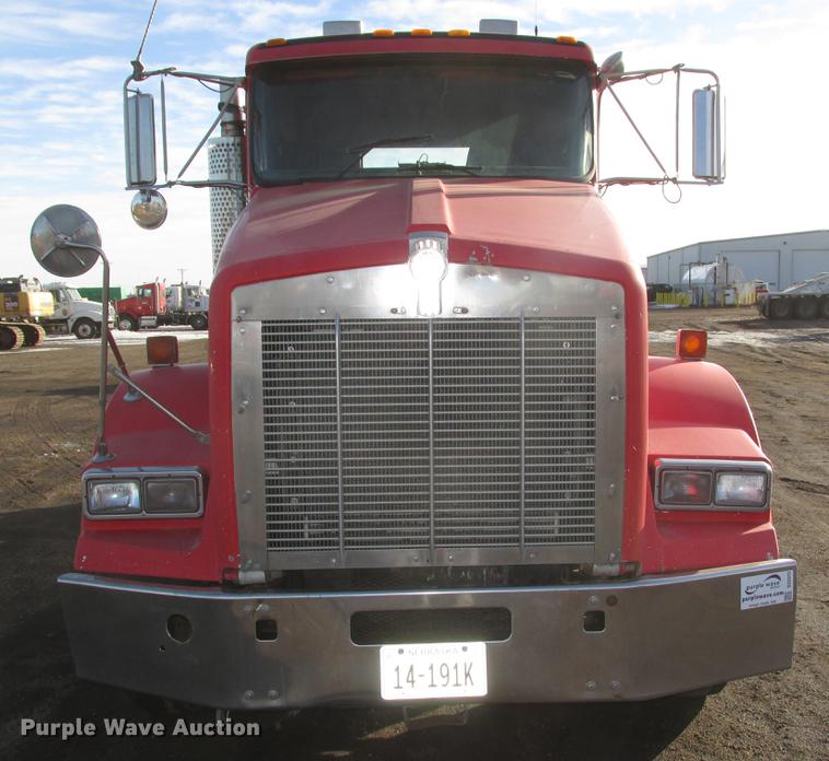 image for item DD2913 1999 Kenworth T800B semi truck