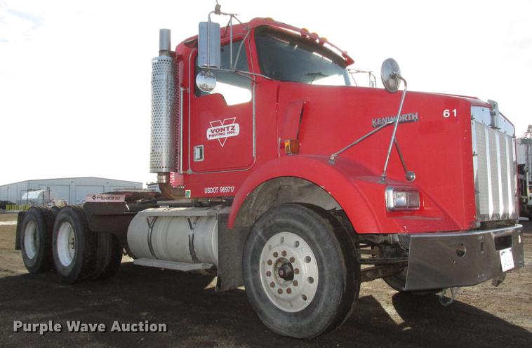image for item DD2913 1999 Kenworth T800B semi truck