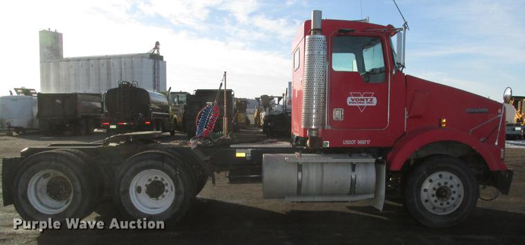 image for item DD2913 1999 Kenworth T800B semi truck