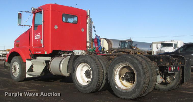 image for item DD2913 1999 Kenworth T800B semi truck