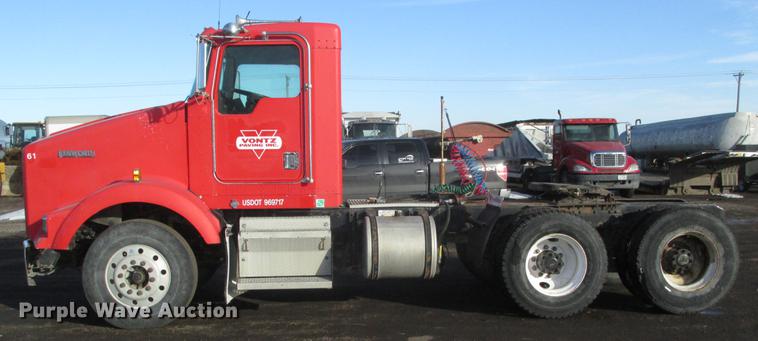 image for item DD2913 1999 Kenworth T800B semi truck