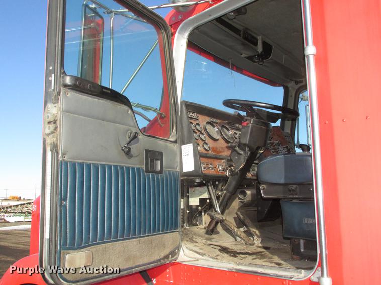 image for item DD2913 1999 Kenworth T800B semi truck