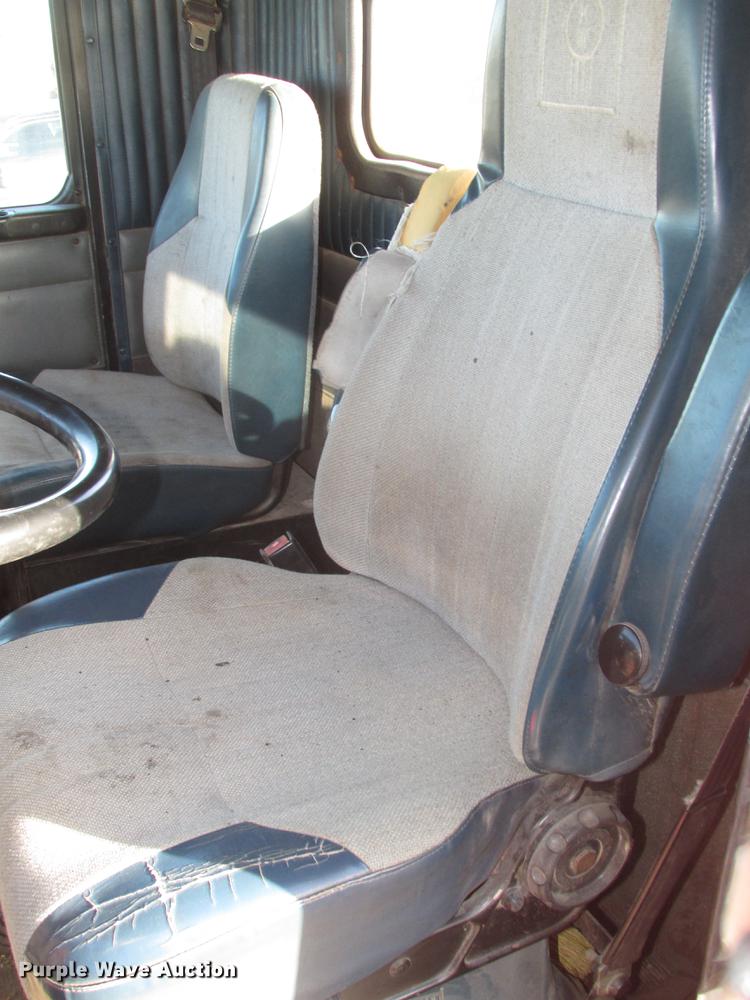 image for item DD2913 1999 Kenworth T800B semi truck