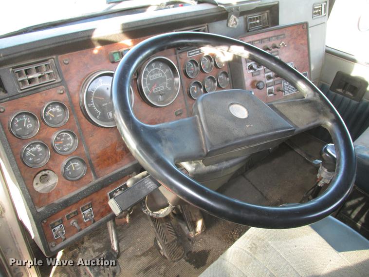 image for item DD2913 1999 Kenworth T800B semi truck
