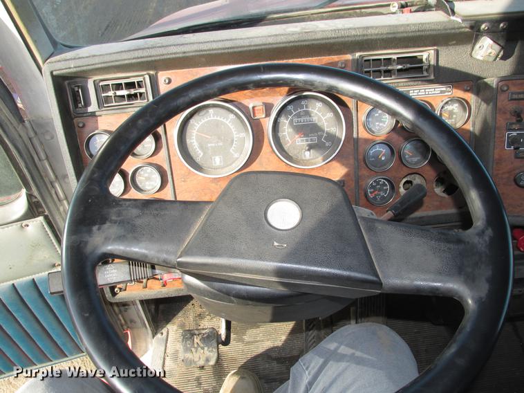 image for item DD2913 1999 Kenworth T800B semi truck