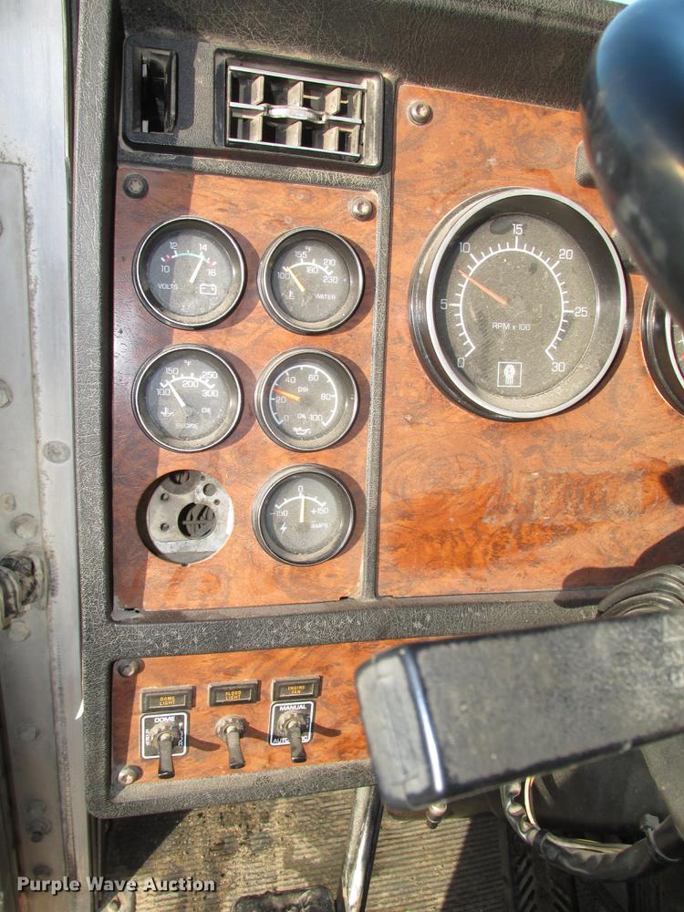 image for item DD2913 1999 Kenworth T800B semi truck