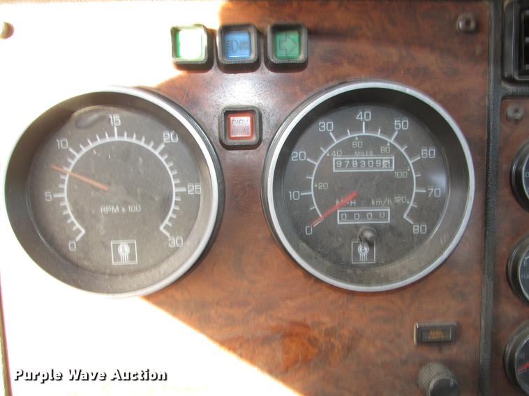 image for item DD2913 1999 Kenworth T800B semi truck
