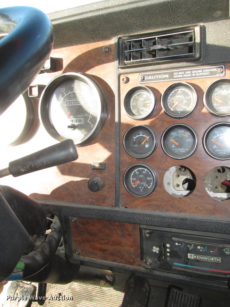 image for item DD2913 1999 Kenworth T800B semi truck