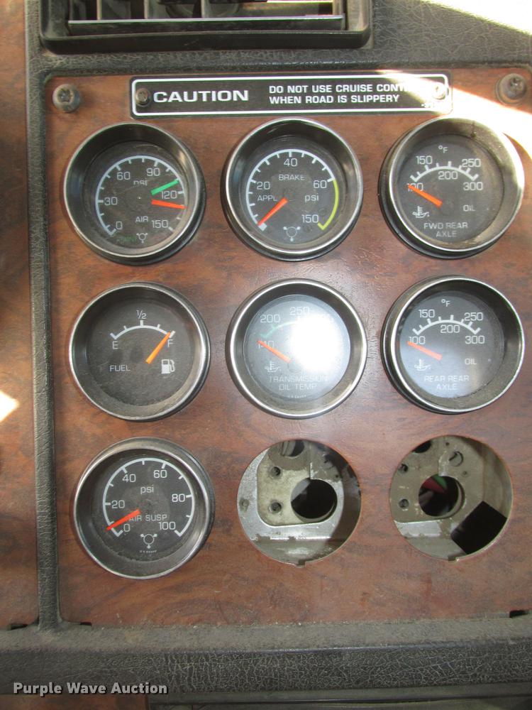 image for item DD2913 1999 Kenworth T800B semi truck