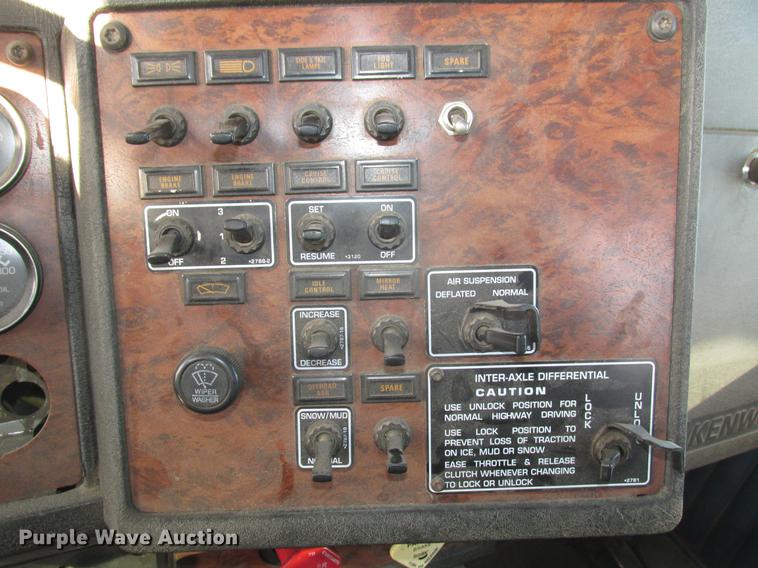 image for item DD2913 1999 Kenworth T800B semi truck