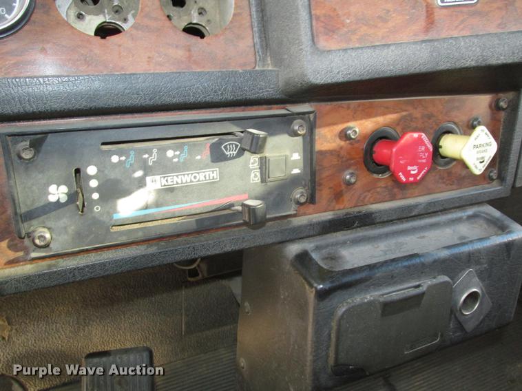 image for item DD2913 1999 Kenworth T800B semi truck