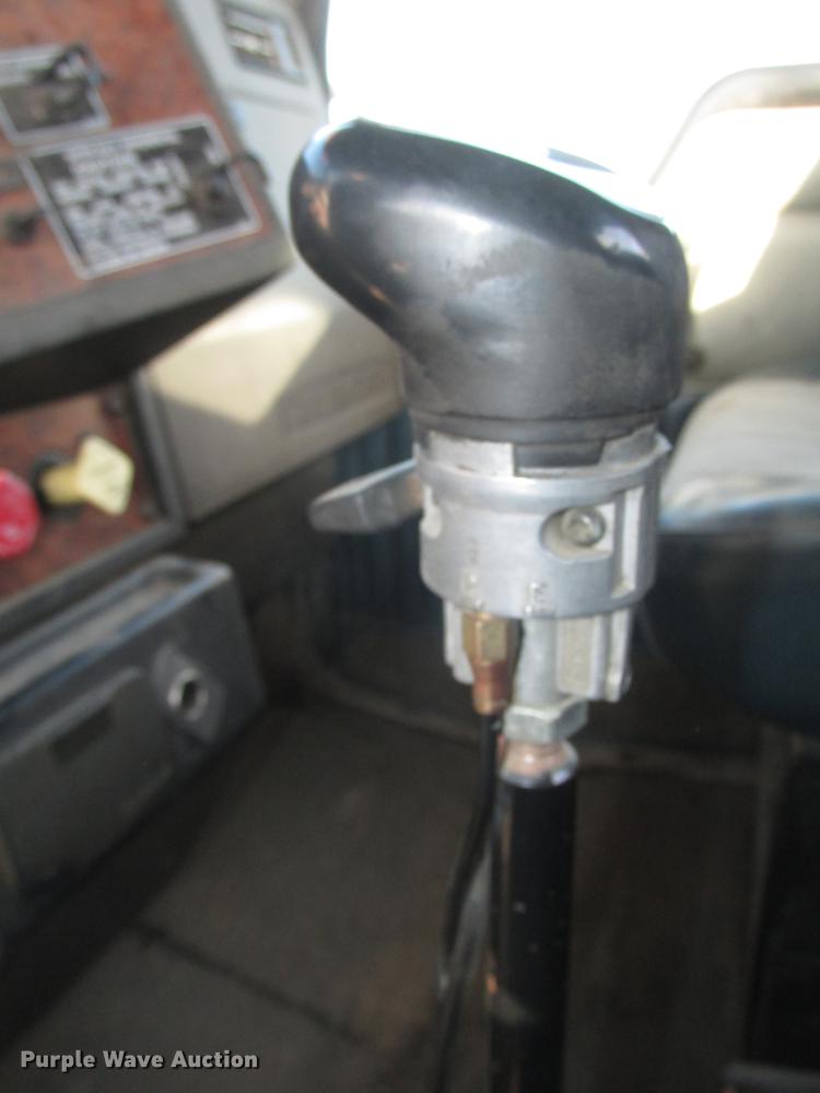 image for item DD2913 1999 Kenworth T800B semi truck