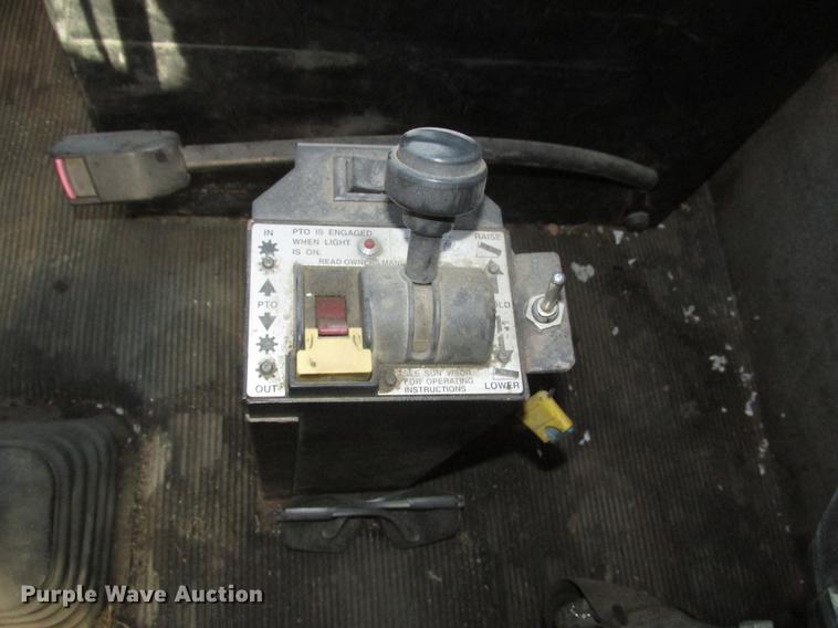 image for item DD2913 1999 Kenworth T800B semi truck