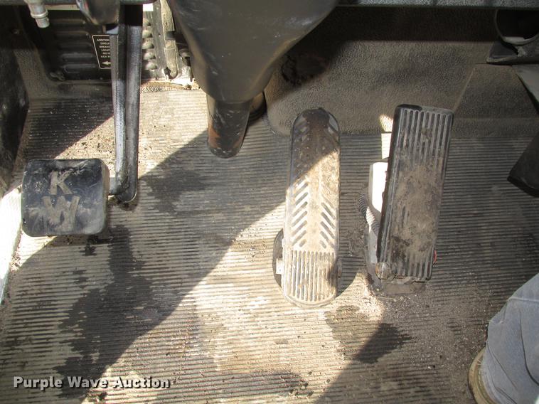 image for item DD2913 1999 Kenworth T800B semi truck