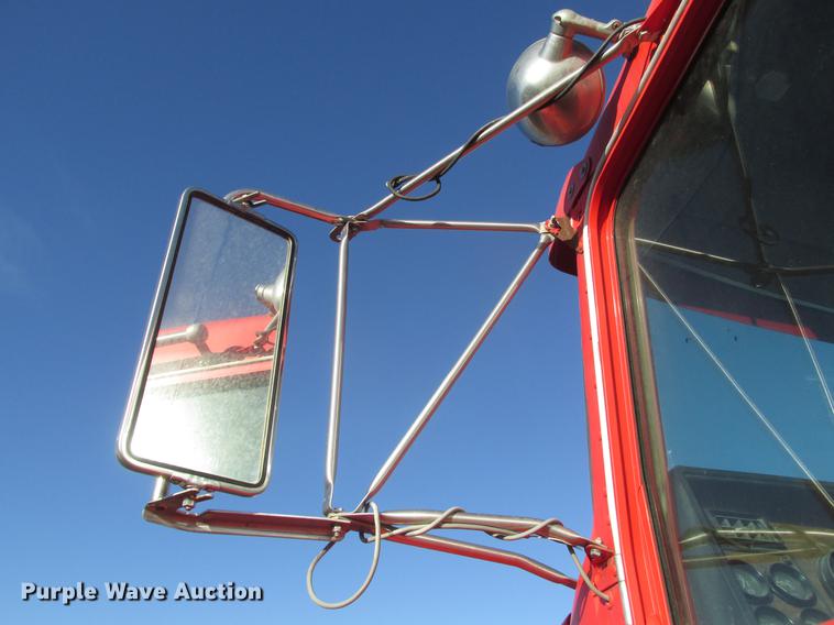 image for item DD2913 1999 Kenworth T800B semi truck