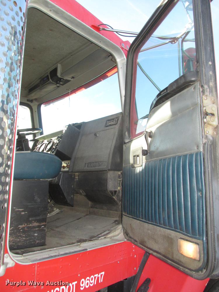 image for item DD2913 1999 Kenworth T800B semi truck