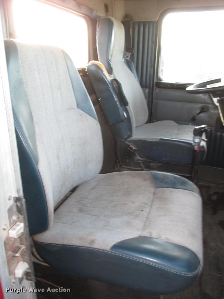 image for item DD2913 1999 Kenworth T800B semi truck