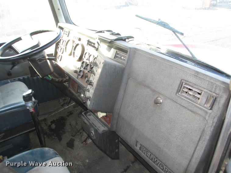 image for item DD2913 1999 Kenworth T800B semi truck