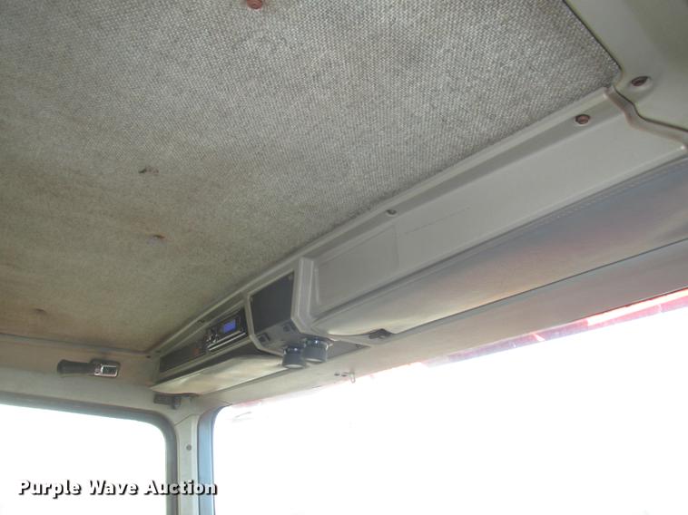 image for item DD2913 1999 Kenworth T800B semi truck