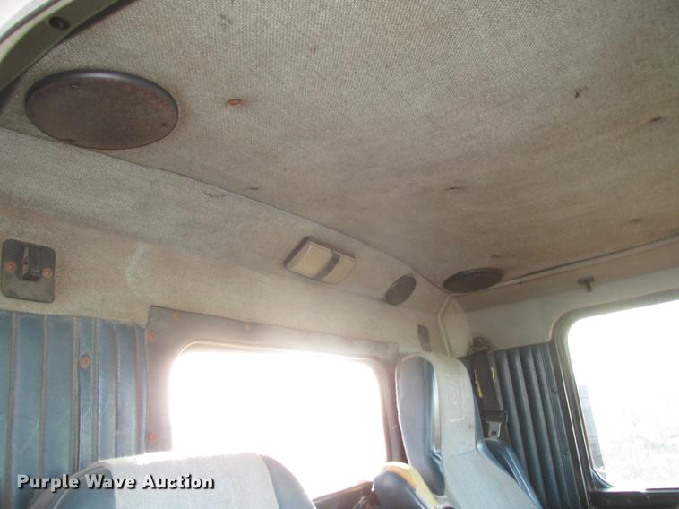 image for item DD2913 1999 Kenworth T800B semi truck