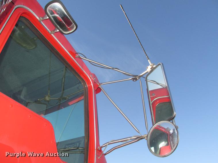 image for item DD2913 1999 Kenworth T800B semi truck