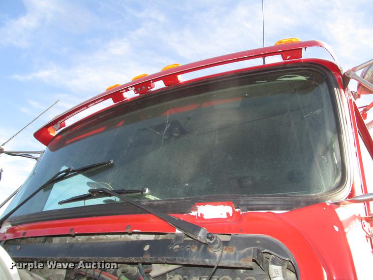 image for item DD2913 1999 Kenworth T800B semi truck