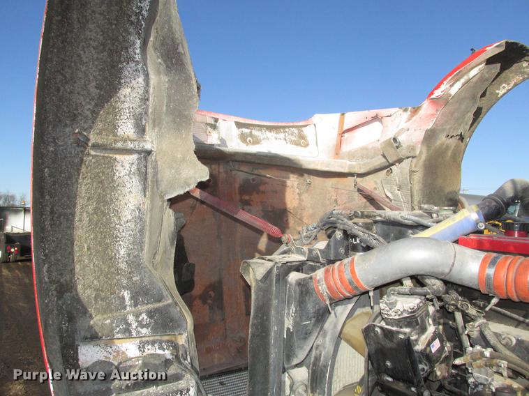 image for item DD2913 1999 Kenworth T800B semi truck