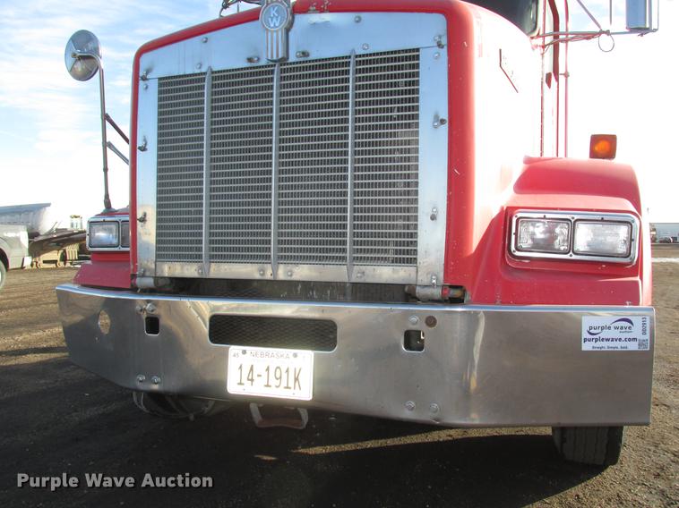image for item DD2913 1999 Kenworth T800B semi truck