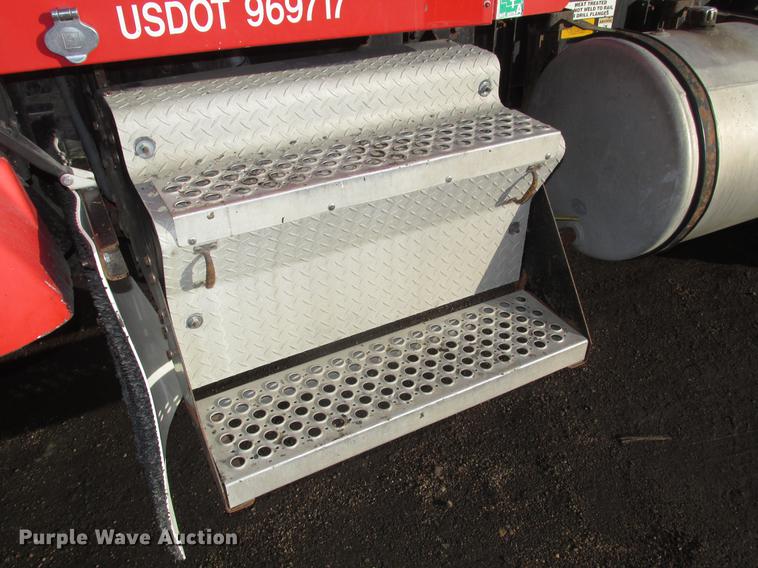 image for item DD2913 1999 Kenworth T800B semi truck