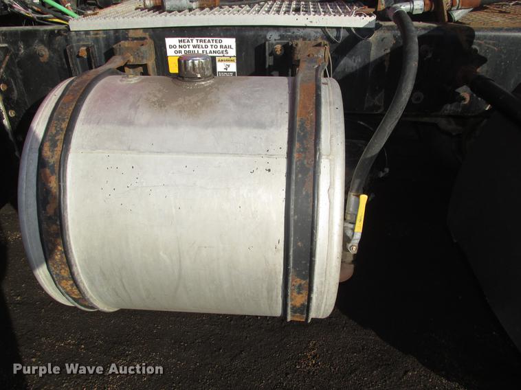 image for item DD2913 1999 Kenworth T800B semi truck