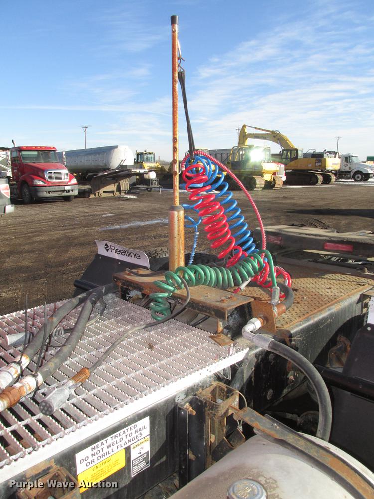 image for item DD2913 1999 Kenworth T800B semi truck