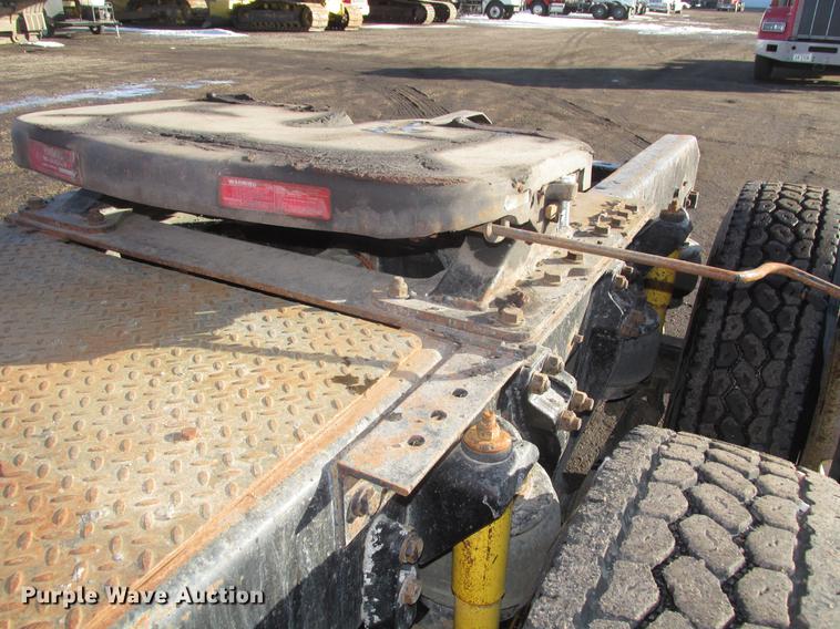 image for item DD2913 1999 Kenworth T800B semi truck