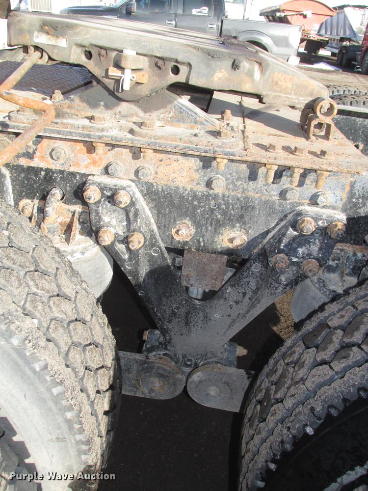 image for item DD2913 1999 Kenworth T800B semi truck