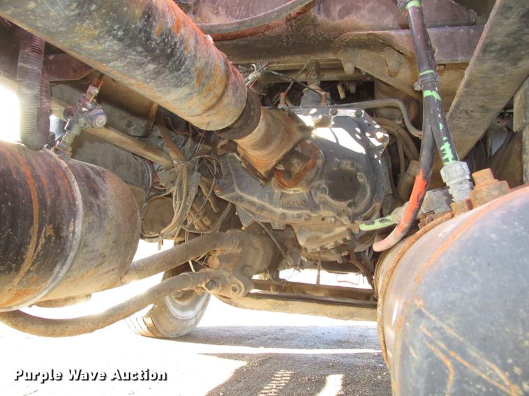 image for item DD2913 1999 Kenworth T800B semi truck