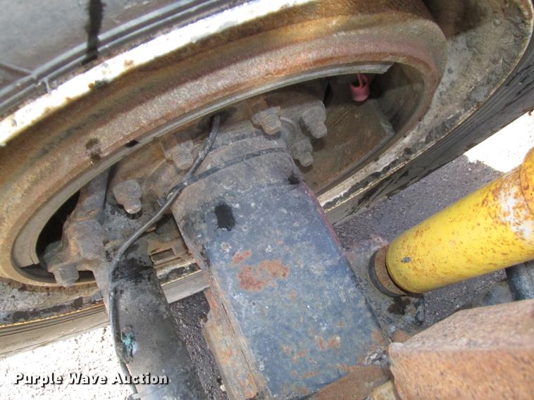 image for item DD2913 1999 Kenworth T800B semi truck