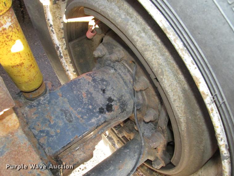 image for item DD2913 1999 Kenworth T800B semi truck