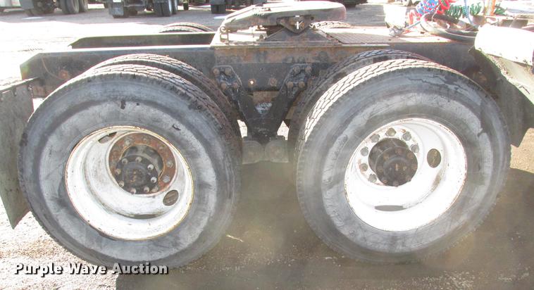 image for item DD2913 1999 Kenworth T800B semi truck