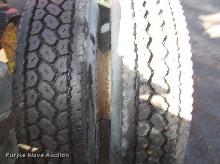 image for item DD2913 1999 Kenworth T800B semi truck