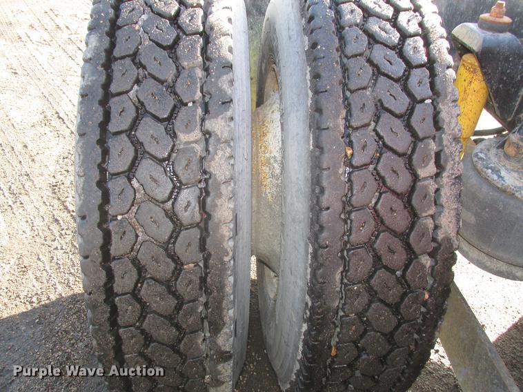 image for item DD2913 1999 Kenworth T800B semi truck