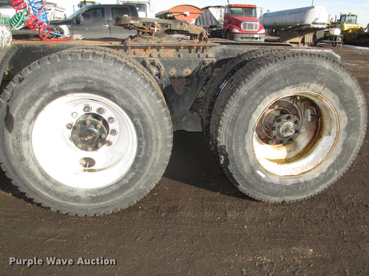 image for item DD2913 1999 Kenworth T800B semi truck