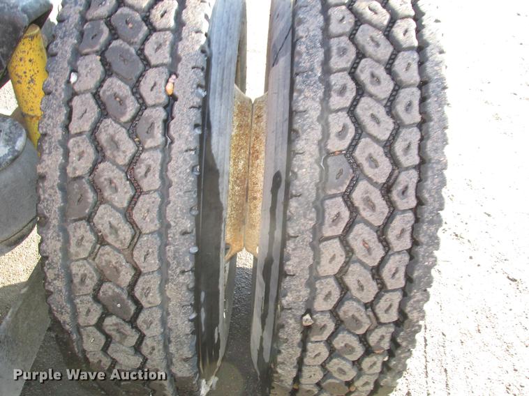 image for item DD2913 1999 Kenworth T800B semi truck