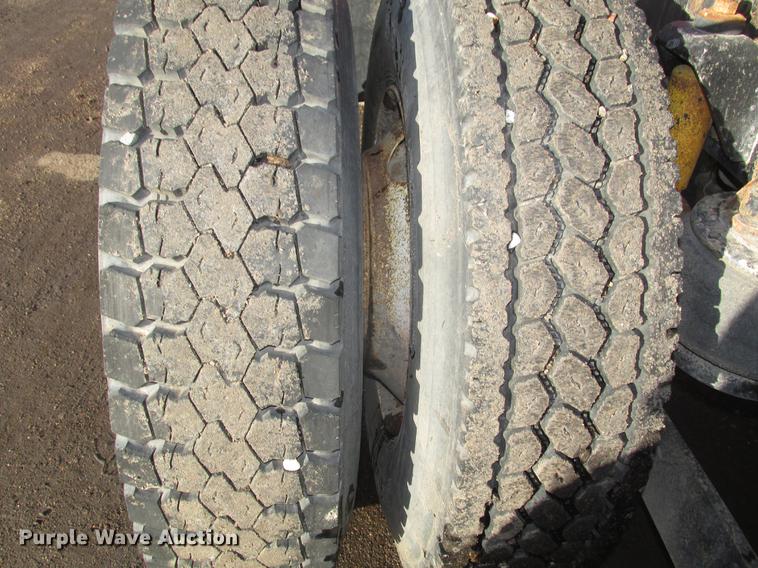 image for item DD2913 1999 Kenworth T800B semi truck