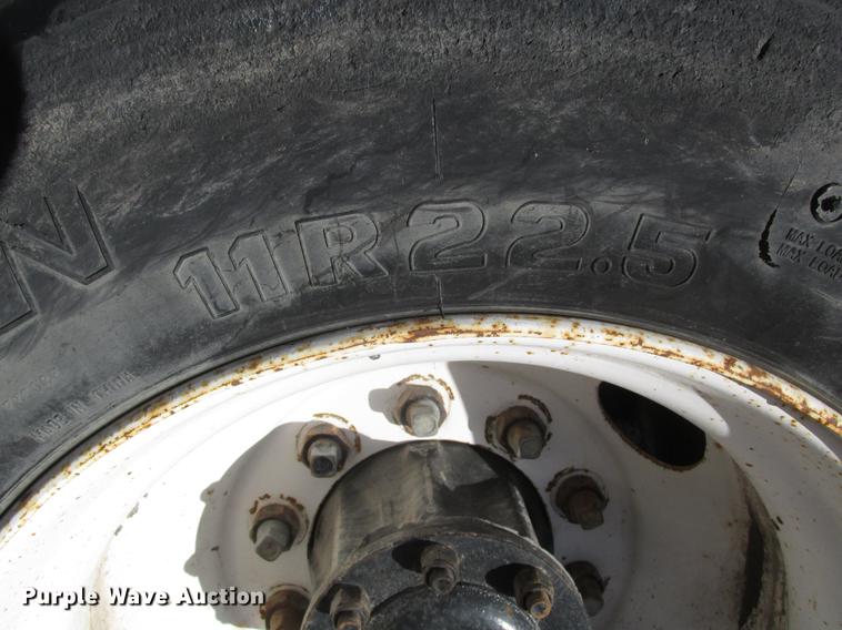 image for item DD2913 1999 Kenworth T800B semi truck